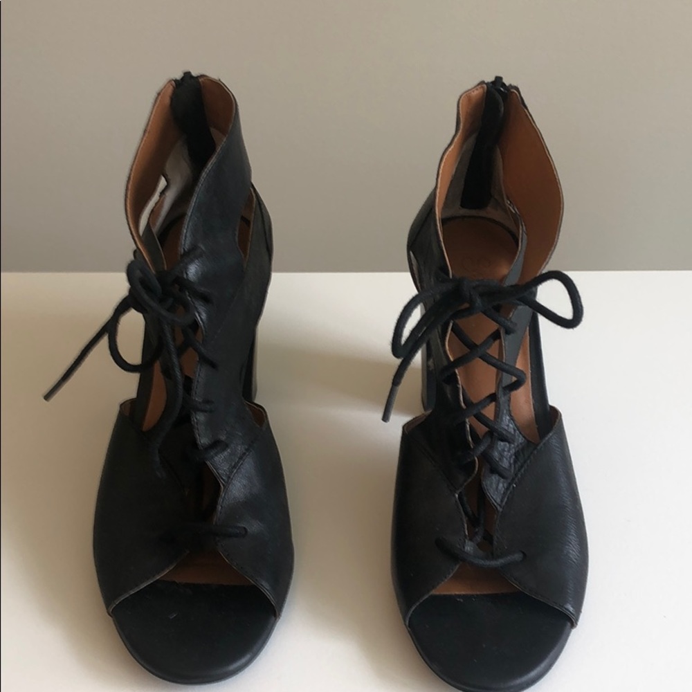 Seychelles cut out leather lace up booties.